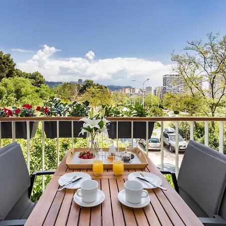Modern With Balcony, Bikes & Parking - Pinnacle דירה