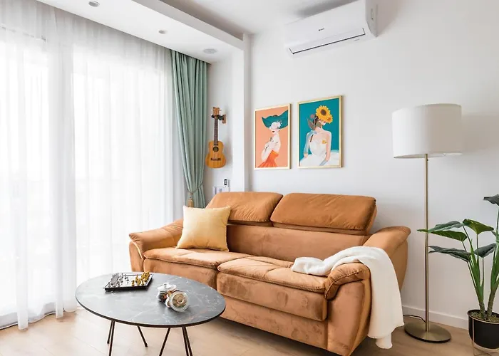 Exquisite Couples Delight With Free Bikes & Parking Split