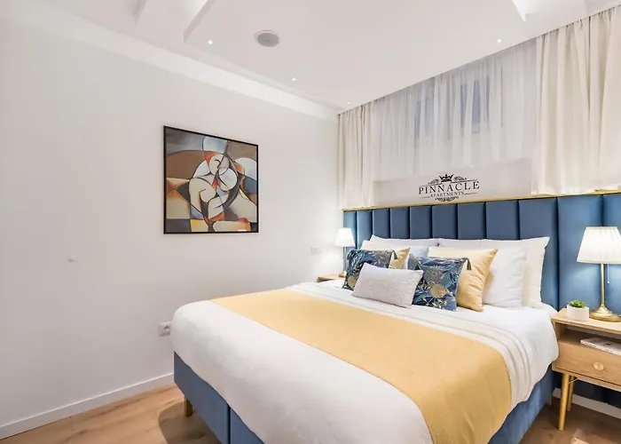 Exquisite Couples Delight With Free Bikes & Parking Apartment *