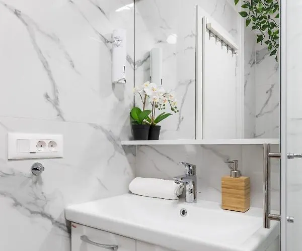 Exquisite Couples Delight With Free Bikes & Parking Apartment *