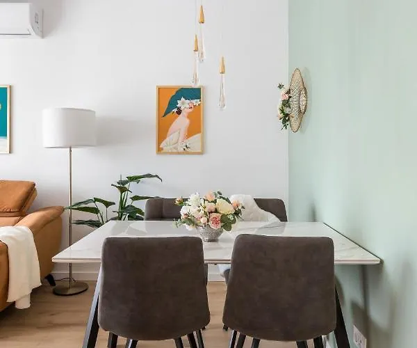 Exquisite Couples Delight With Free Bikes & Parking * Split