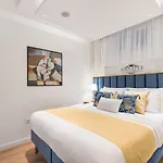 Modern With Balcony, Bikes & Parking - Pinnacle Apartment *
