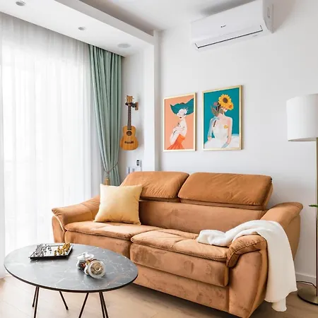 Modern With Balcony, Bikes & Parking - Pinnacle Split