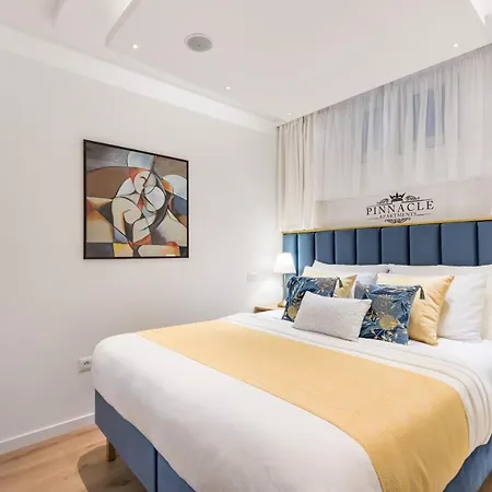 Modern With Balcony, Bikes & Parking - Pinnacle Apartman *