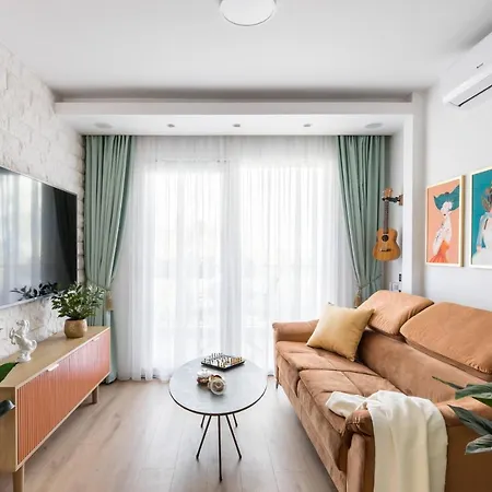 Exquisite Couples Delight With Free Bikes & Parking Apartment Split