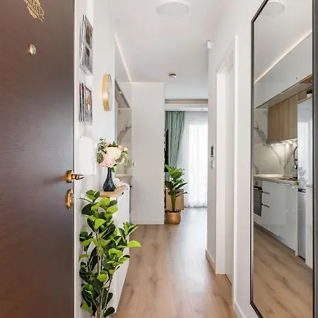 Modern With Balcony, Bikes & Parking - Pinnacle Apartman *