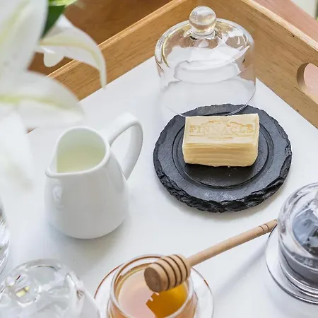 Exquisite Couples Delight With Free Bikes & Parking Split