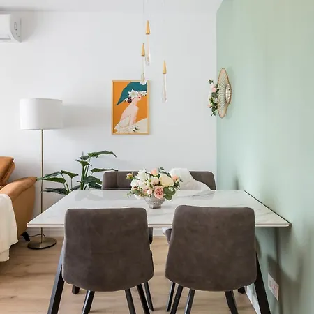 Apartment Exquisite Couples Delight With Free Bikes & Parking