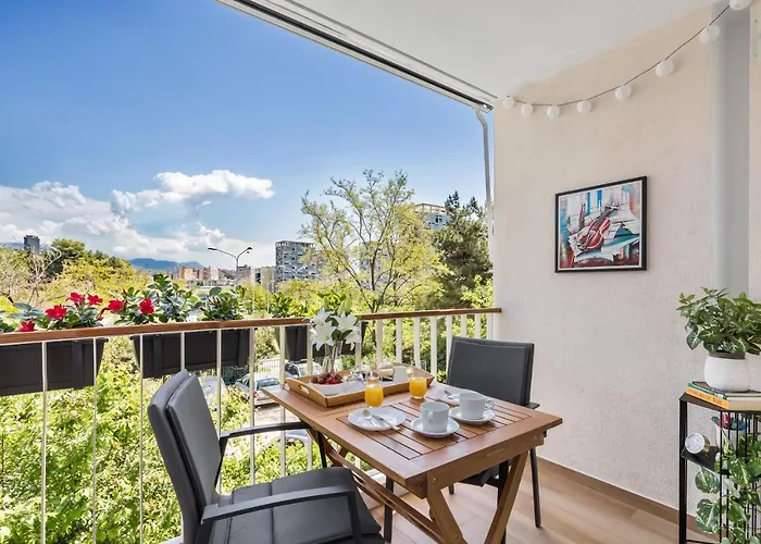 Exquisite Couples Delight With Free Bikes & Parking * Split