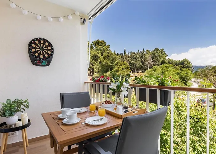 Exquisite Couples Delight With Free Bikes & Parking