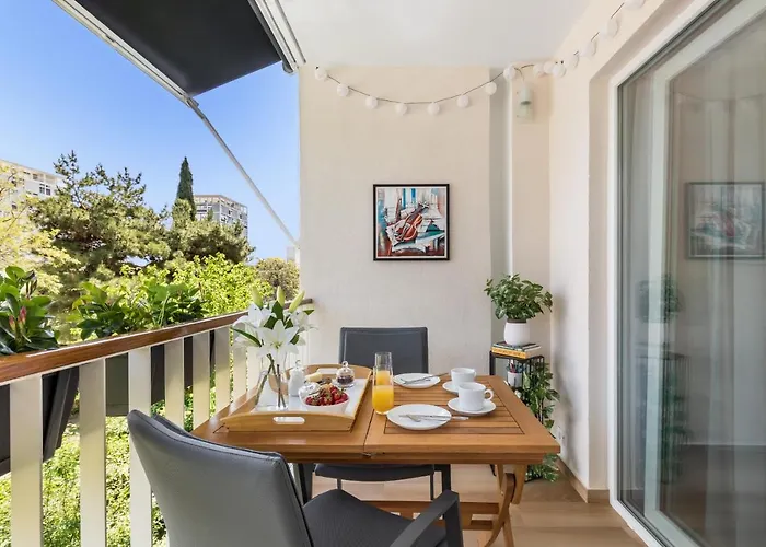 Exquisite Couples Delight With Free Bikes & Parking *