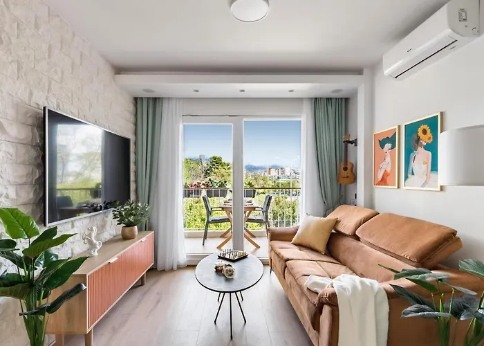 Exquisite Couples Delight With Free Bikes & Parking Split