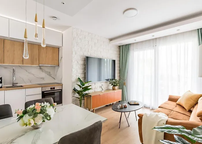 Exquisite Couples Delight With Free Bikes & Parking Split