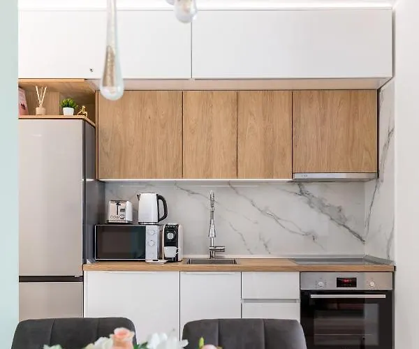 Exquisite Couples Delight With Free Bikes & Parking *