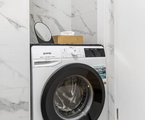 Exquisite Couples Delight With Free Bikes & Parking Split