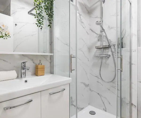 Exquisite Couples Delight With Free Bikes & Parking