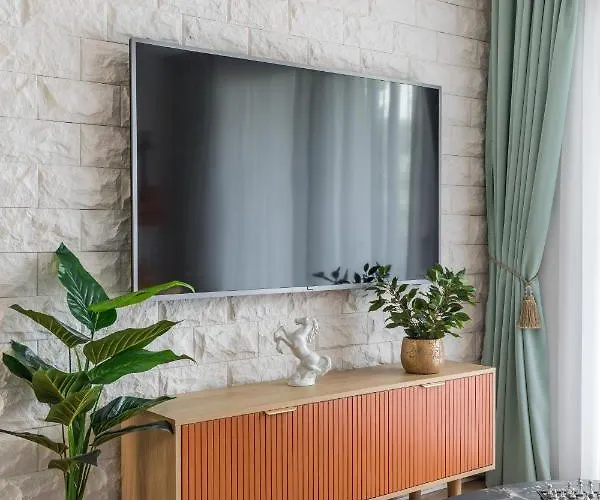 Exquisite Couples Delight With Free Bikes & Parking