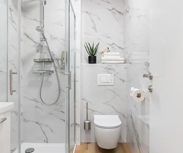 Exquisite Couples Delight With Free Bikes & Parking *