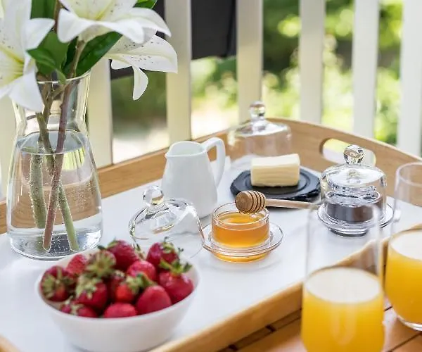 Exquisite Couples Delight With Free Bikes & Parking *