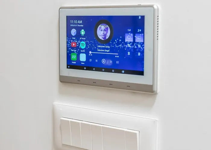 Exquisite Couples Delight With Free Bikes & Parking *